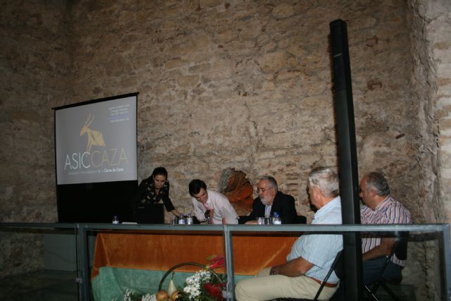 Autoridades municipales asisten a las IV jornadas de caza, turismo y gastronomía, Foto 2