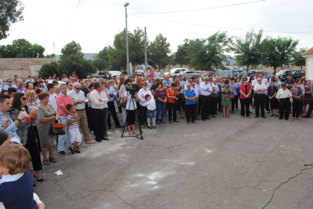 Más de trescientas personas arropan a la familia de Julián Muñoz López durante el nombramiento del local social de El Raiguero Alto, Foto 2