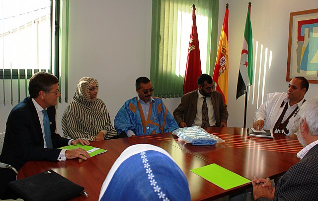 Economía entrega cinco vehículos de ayuda humanitaria al pueblo saharaui - 1, Foto 1