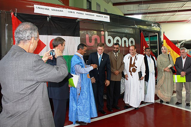 Economía entrega cinco vehículos de ayuda humanitaria al pueblo saharaui - 2, Foto 2