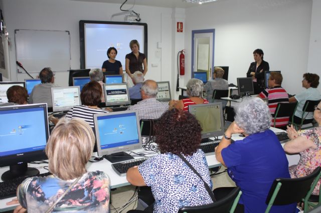 El Ayuntamiento de Torre-Pacheco acerca a los mayores al mundo de la informática y de internet - 1, Foto 1
