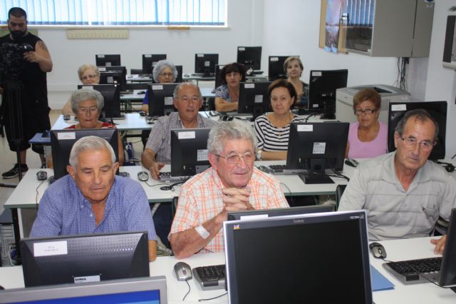 El Ayuntamiento de Torre-Pacheco acerca a los mayores al mundo de la informática y de internet - 2, Foto 2