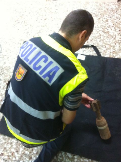 La Policía Nacional recupera y desactiva un proyectil de artillería encontrado en una vivienda de Murcia - 1, Foto 1