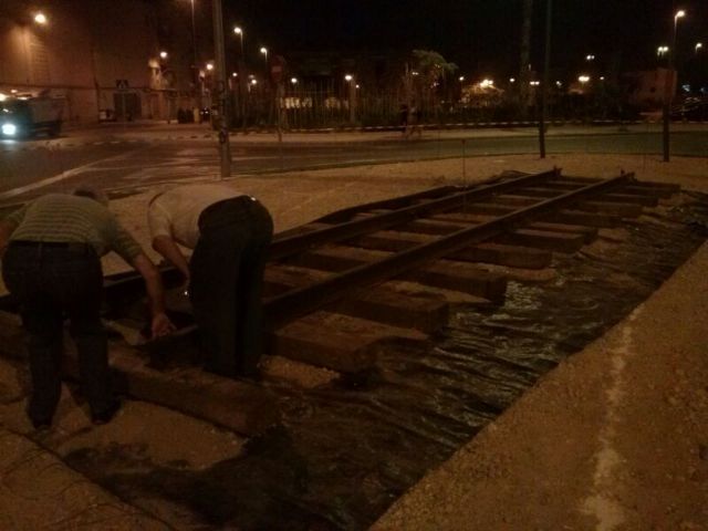 IU-Verdes cree que la colocación de vías de tren en una rotonda de Santiago el Mayor es una burla a la lucha vecinal - 1, Foto 1