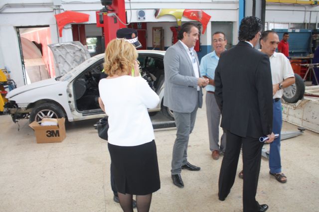 El Ayuntamiento cede dos coches del depósito al IES Gerardo Molina para que sus alumnos realicen prácticas - 1, Foto 1