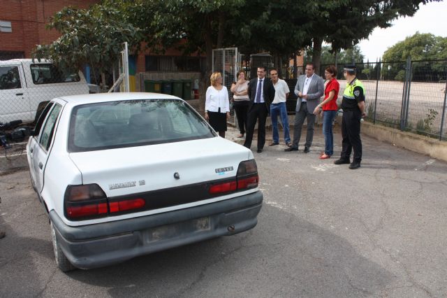 El Ayuntamiento cede dos coches del depósito al IES Gerardo Molina para que sus alumnos realicen prácticas - 2, Foto 2