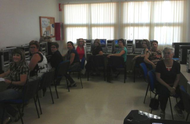 Curso de informática básica para las mujeres de la asociación Isabel González torreña - 1, Foto 1