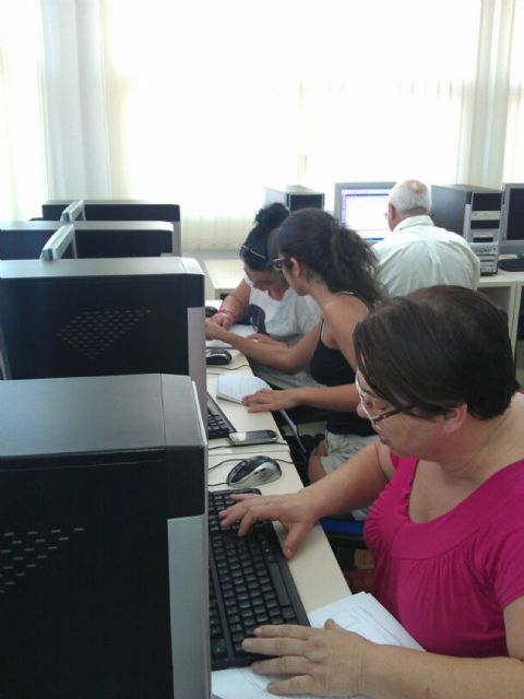 Curso de informática básica para las mujeres de la asociación Isabel González torreña - 3, Foto 3