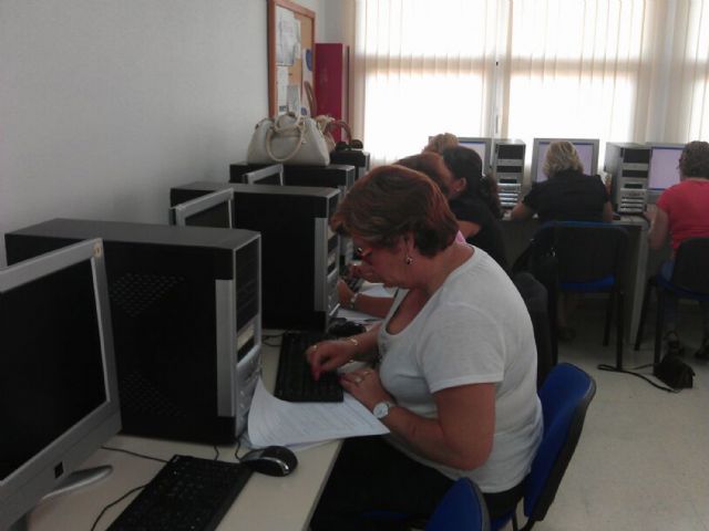 Curso de informática básica para las mujeres de la asociación Isabel González torreña - 4, Foto 4