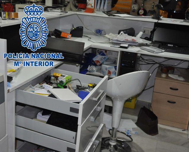 La Policía Nacional detiene a los autores de varios robos con fuerza en establecimientos comerciales y oficinas de Murcia - 1, Foto 1