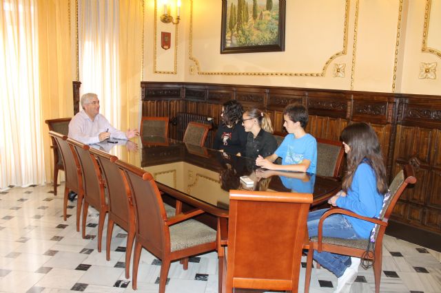 El alcalde recibe a una representación de los estudiantes que se manifestaron ayer frente al Ayuntamiento - 1, Foto 1