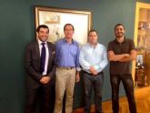 El Alcalde Cmara recibe a los atletas que preparan la participacin de un equipo murciano en el Maratn 2014 de Nueva York
