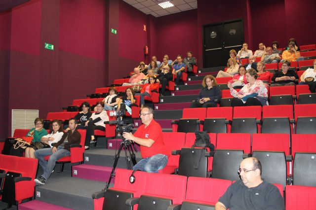 La autora de Sabor a ron, Charo Cutillas, habla de su obra en Jumilla en un encuentro organizado por la Biblioteca Municipal - 1, Foto 1