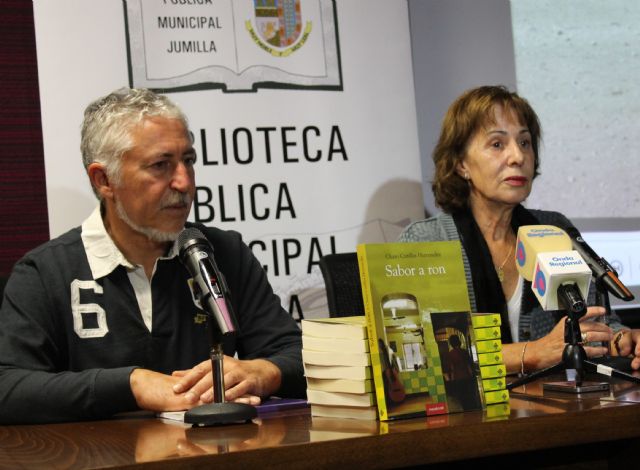 La autora de Sabor a ron, Charo Cutillas, habla de su obra en Jumilla en un encuentro organizado por la Biblioteca Municipal - 2, Foto 2
