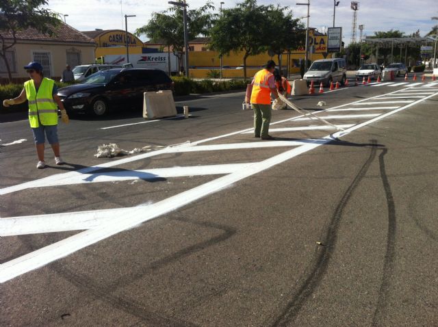 Realizan trabajos de repintado de la señalización horizontal en la Avenida Juan Carlos I - 2, Foto 2