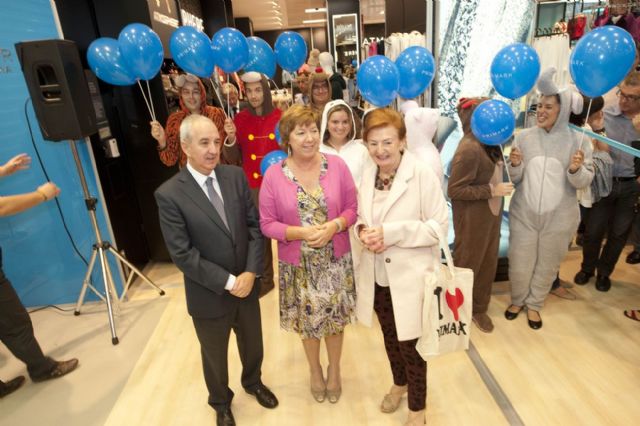 La alcaldesa apela al compromiso social en la apertura de Primark - 1, Foto 1