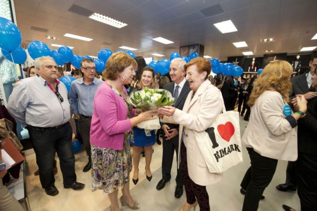 La alcaldesa apela al compromiso social en la apertura de Primark - 4, Foto 4