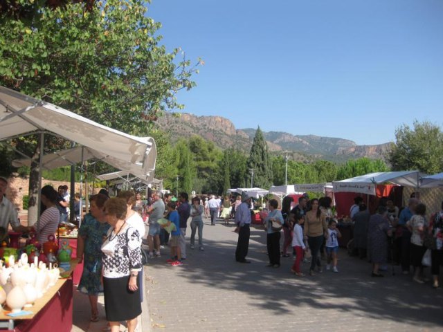 El mercadillo artesano de La Santa comienza la temporada del año con un gran xito de visitantes gracias a la buena jornada climatolgica - 1