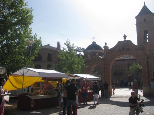 El mercadillo artesano de La Santa comienza la temporada del año con un gran xito de visitantes gracias a la buena jornada climatolgica - 4