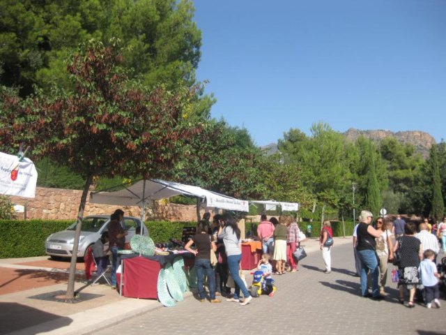 El mercadillo artesano de La Santa comienza la temporada del año con un gran xito de visitantes gracias a la buena jornada climatolgica - 10