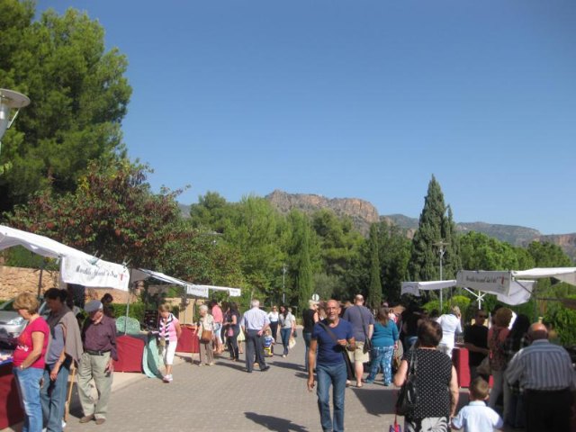 El mercadillo artesano de La Santa comienza la temporada del año con un gran xito de visitantes gracias a la buena jornada climatolgica - 8