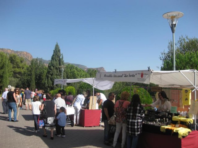 El mercadillo artesano de La Santa comienza la temporada del año con un gran xito de visitantes gracias a la buena jornada climatolgica - 9