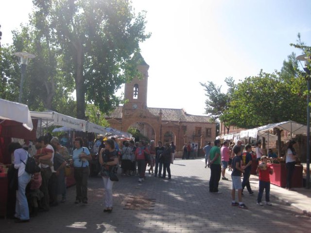 El mercadillo artesano de La Santa comienza la temporada del año con un gran xito de visitantes gracias a la buena jornada climatolgica - 11