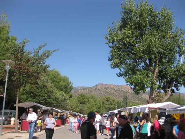 El mercadillo artesano de La Santa comienza la temporada del año con un gran xito de visitantes gracias a la buena jornada climatolgica - 15