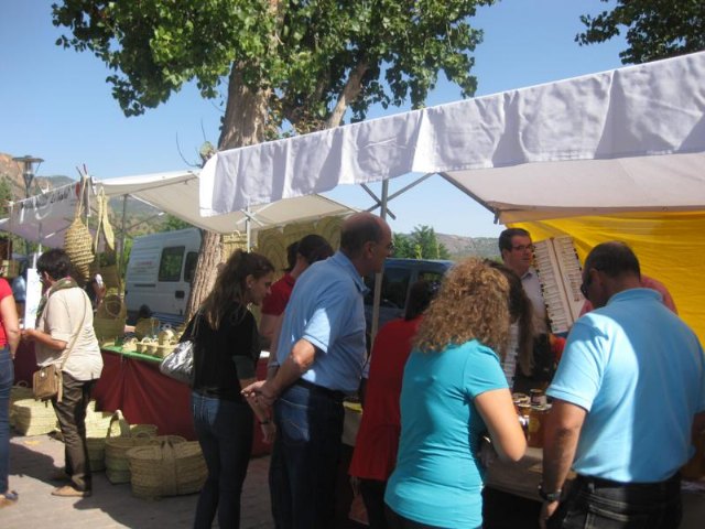 El mercadillo artesano de La Santa comienza la temporada del año con un gran xito de visitantes gracias a la buena jornada climatolgica - 17