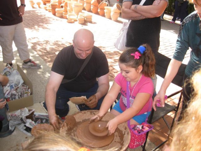 El mercadillo artesano de La Santa comienza la temporada del año con un gran xito de visitantes gracias a la buena jornada climatolgica - 22