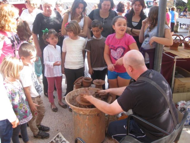 El mercadillo artesano de La Santa comienza la temporada del año con un gran xito de visitantes gracias a la buena jornada climatolgica - 23