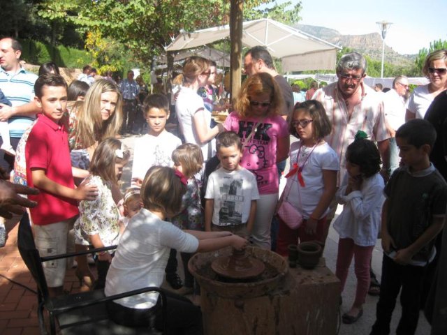 El mercadillo artesano de La Santa comienza la temporada del año con un gran xito de visitantes gracias a la buena jornada climatolgica - 24