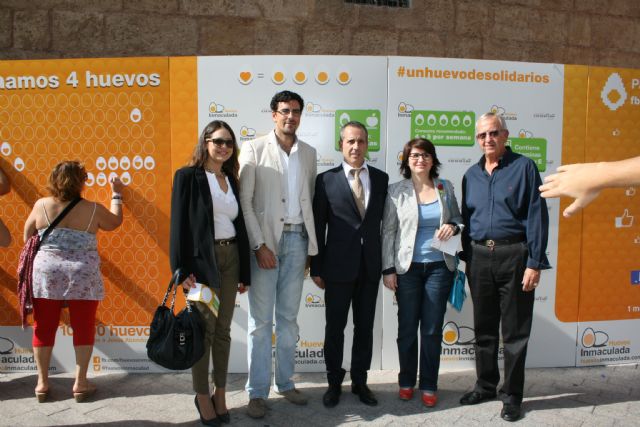 Autoridades municipales acompañan en Murcia a la empresa totanera Huevos Inmaculada en su iniciativa solidaria, Foto 1