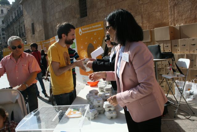City officials accompany the company Murcia Totana "Eggs Immaculate" in solidarity initiative, Foto 3