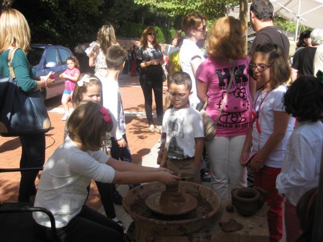 El mercadillo artesano de La Santa comienza la temporada del año con un gran éxito de visitantes gracias a la buena jornada climatológica, Foto 1