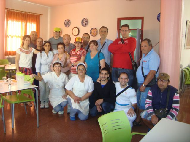 Los usuarios del Centro de Día para Personas con Enfermedad Mental conocen de primera mano cómo se gestionan los nuevos servicios que disfrutan este año con la trasnformación del centro - 1, Foto 1