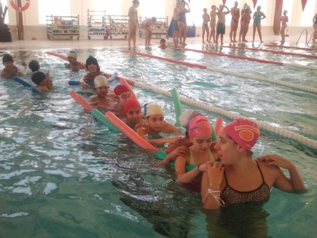 Alumnos de Pozo Estrecho se acercan al mundo de la natación - 3, Foto 3