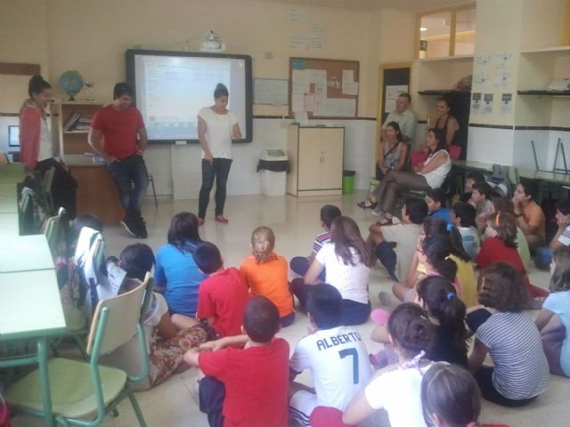 Alumnos de Pozo Estrecho se acercan al mundo de la natación - 4, Foto 4