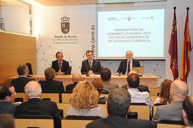 El Gobierno regional aboga por la industrialización basada en la innovación y cualificación profesional - 1, Foto 1