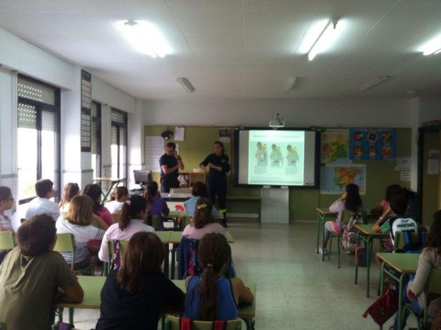 El Servicio Municipal de Emergencias de Lorca imparte charlas sobre primeros auxilios a 45 alumnos de 5° y 6° de Primaria del Colegio de Almendricos - 1, Foto 1