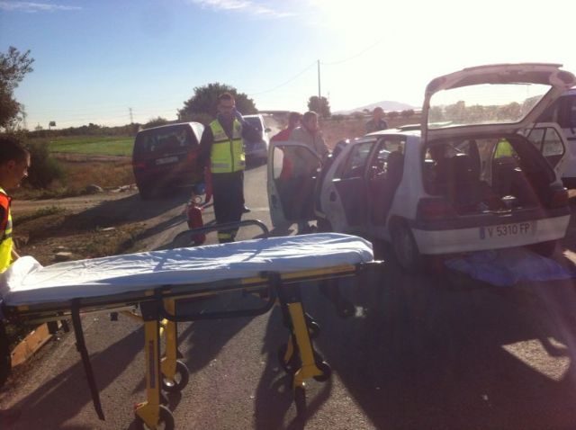 Protección Civil y Policía Local asisten a dos heridos en un accidente por colisión de dos turismos en la Vía Nueva, Foto 1