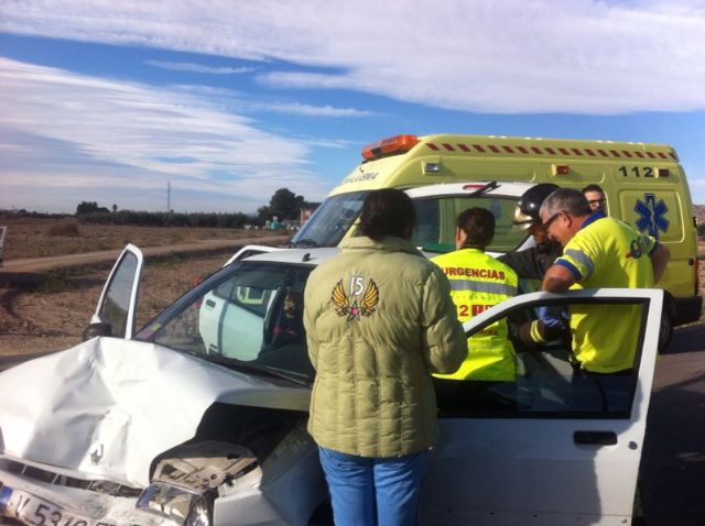 Protección Civil y Policía Local asisten a dos heridos en un accidente por colisión de dos turismos en la Vía Nueva - 2, Foto 2