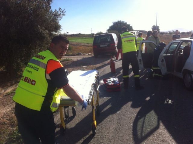 Protección Civil y Policía Local asisten a dos heridos en un accidente por colisión de dos turismos en la Vía Nueva, Foto 3
