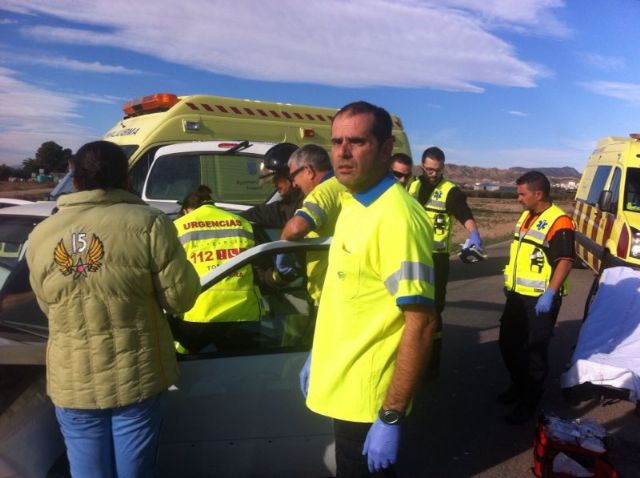 Protección Civil y Policía Local asisten a dos heridos en un accidente por colisión de dos turismos en la Vía Nueva, Foto 4