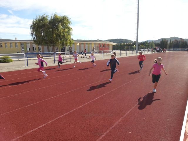El alumnado de tercero de Primaria cierra las Jornadas de Atletismo de Deporte Escolar - 2, Foto 2