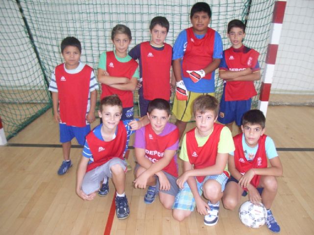 La concejalía de Deportes organizó jornadas de fútbol sala y baloncesto, correspondiente a la fase local del programa de Deporte Escolar - 1, Foto 1