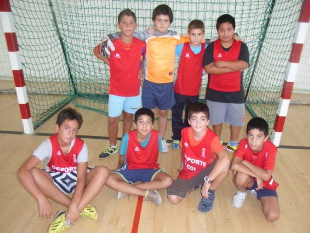 The Department of Sports organized days of football and basketball, corresponding to the local stage school sport program, Foto 8