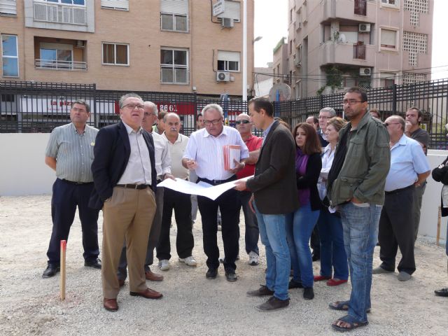 El Alcalde de Molina de Segura visita los trabajos de urbanización del perímetro del solar donde se ubicará la nueva Plaza de Europa - 1, Foto 1