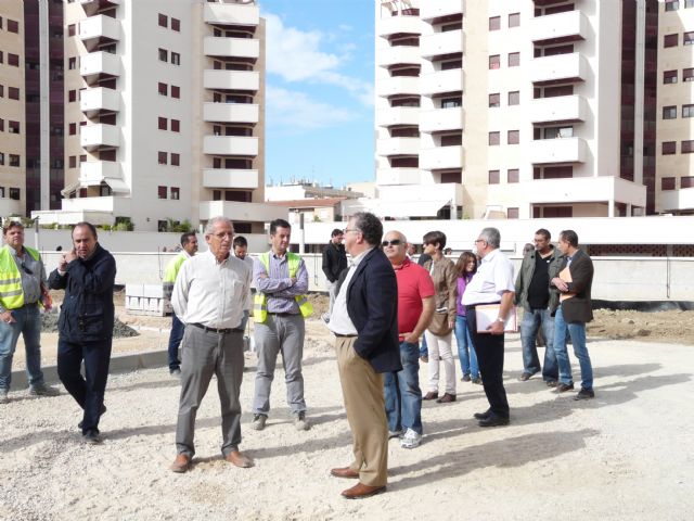 El Alcalde de Molina de Segura visita los trabajos de urbanización del perímetro del solar donde se ubicará la nueva Plaza de Europa - 2, Foto 2