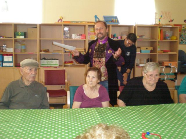 Los mayores de los Centros de Día de El Algar y Los Dolores reciben la visita del Conde Drácula - 1, Foto 1
